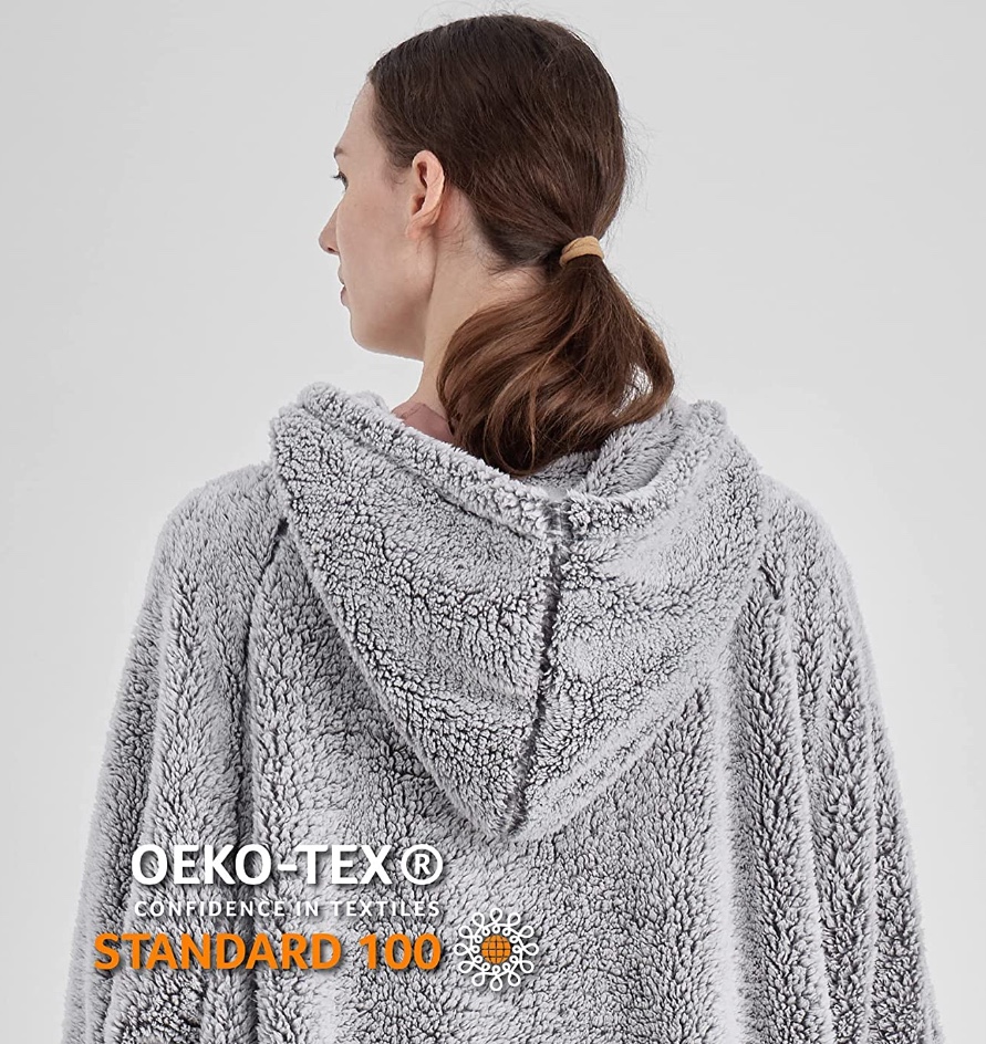 Heizkosten sparen mit einer Kuscheldecke mit Ärmeln